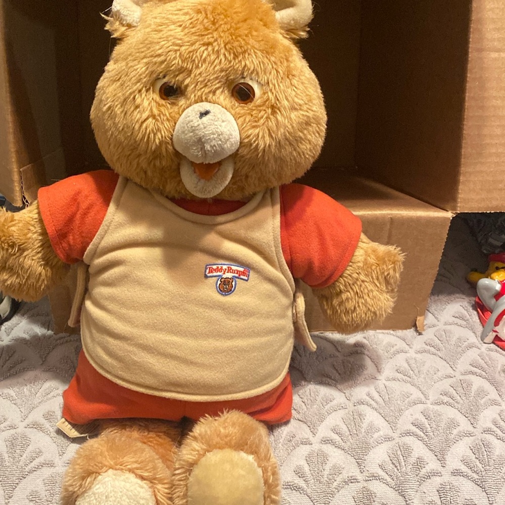 Vintage 1985 Teddy Ruxpin. No tapes are included.